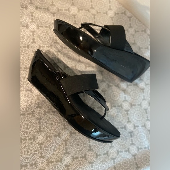Stuart Weitzman~Black Patent Leather Thong Wedge Sandal~Matte Over Strap~Size 9 - Picture 10 of 16